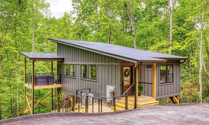 Wears Valley Cabina | Forest Treehouse W/ Hot Tub, Games & Hammock Deck near Cades Cove in Townsend