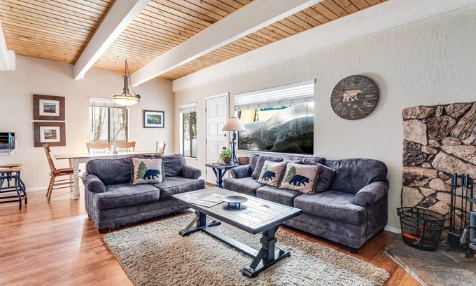 Incline Village Cabina | Cabaña rústica con estufa de leña, TV de pantalla plana y vistas al bosque: ¡camine hasta el campo de golf!