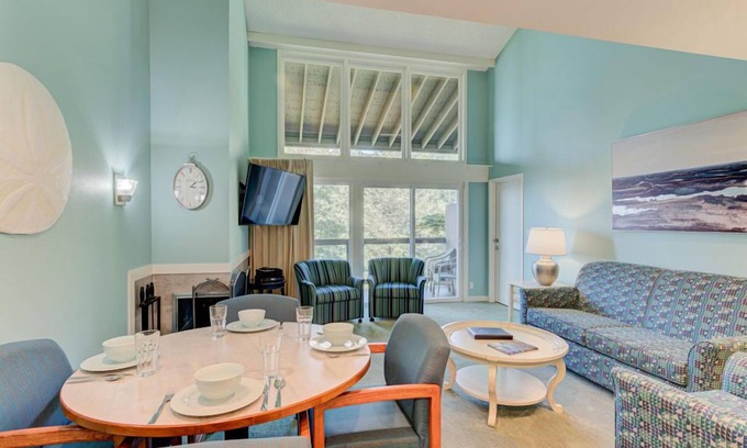 Otter Rock Apartamento | Forest-View Loft w/Full Kitchen | Sleeps 4