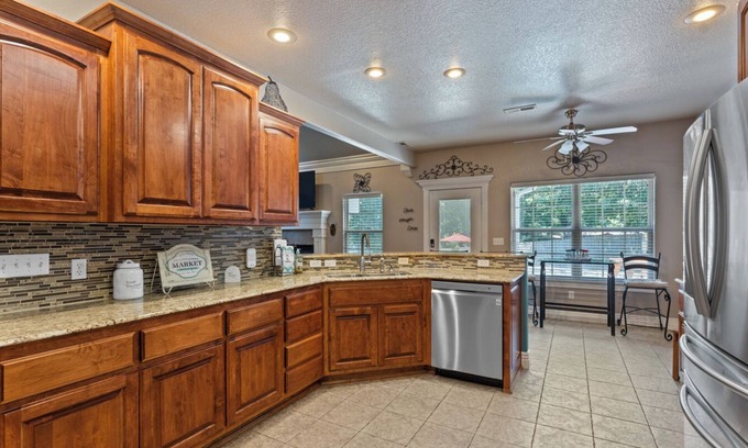 Bentonville - Fayetteville Casa | Forget your worries in this spacious and serene space