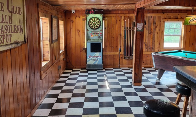 Krakow Casa | Former bar with games, multiple kitchens, 5 bedrooms, sleeps 14.