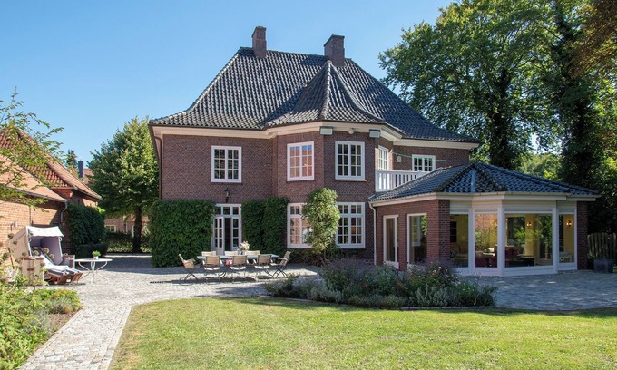 Sierksdorf Casa | Former Oevelgönne manor house with an enchantingly beautiful garden for families and groups.