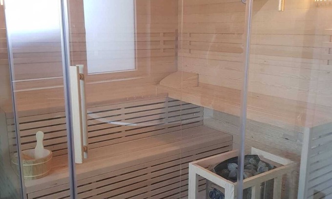 Roggenstede Otro | Former. Farmhouse with sauna/whirlpool/fireplace near the beach