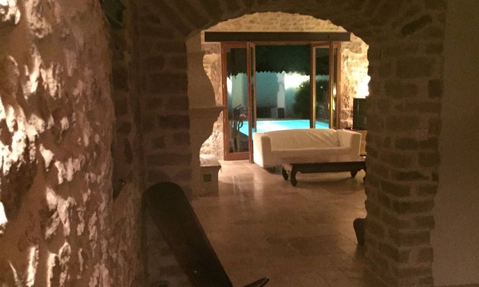 Saint-Mathieu-de-Treviers Villa | Antigua casa de labranza reformada en el antiguo pueblo con jardín y piscina privada