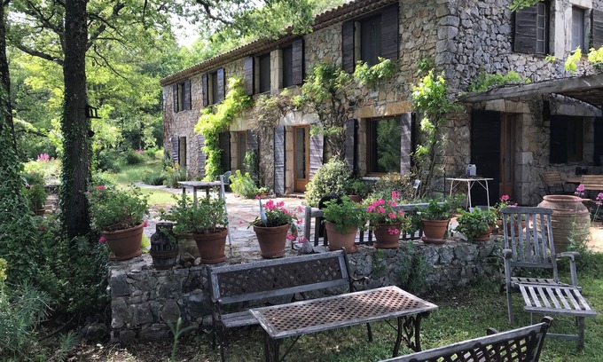 Bargemon Casa | Former sheepfold in a large property with swimming pool, tennis, pétanque, table tennis.
