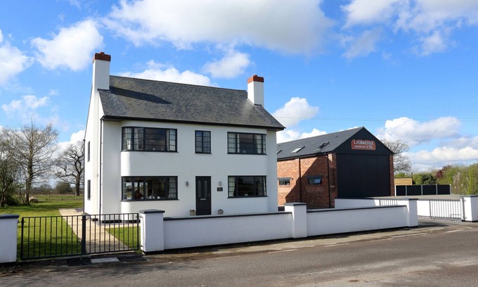 Loppington Cabaña | FORRESTER HOUSE, pet friendly, character holiday cottage in Wem