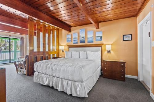 Fort Pierce Hotel | Fort Pierce Oceanfront Inn- Suite- King Bed #6