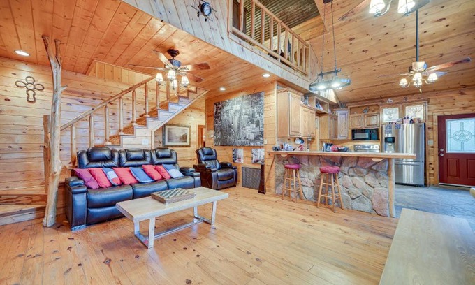 Fort Towson Casa | Fort Towson Cabin Less Than 1 Block to Raymond Gary Lake