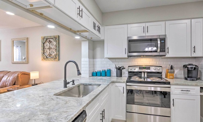 Wright Casa | Fort Walton Beach Townhome < 3 Mi to the Beach!