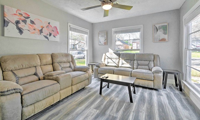 Fort Worth Casa | Fort Worth Home w/ Yard, 6 Mi to Downtown!