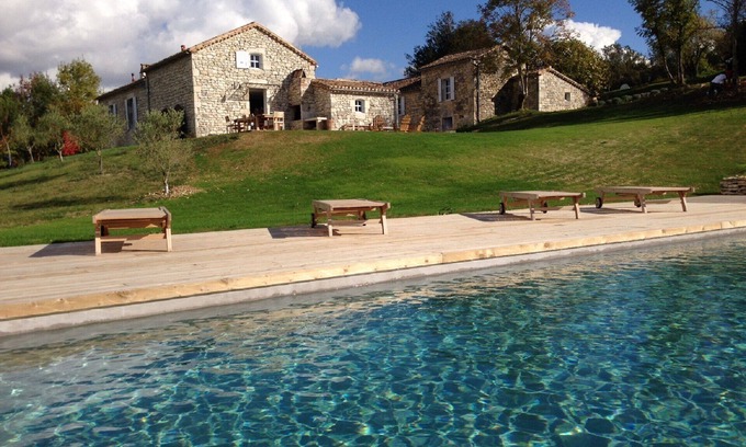 Montcuq Casa | Casa fortificada, habitaciones, calma y vista en el Quercy Blanc