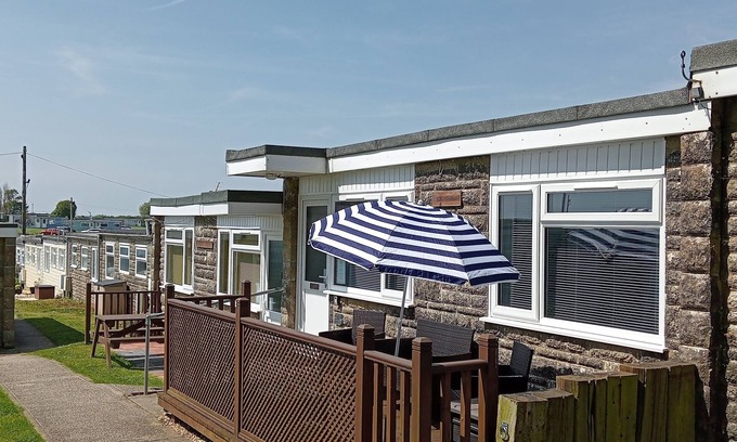 Sandown Chalet De Esquí | Fossils Retreat: comfy 2 bedroom chalet with Sun deck & wifi.