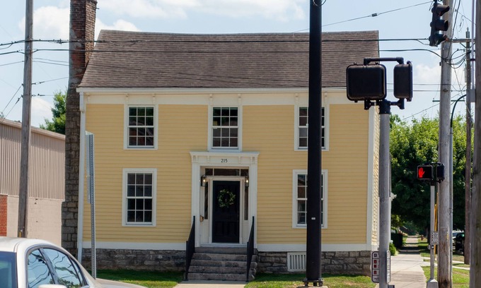 Bardstown Casa | Foster & 5th / 3 BDRM Downtown Historical Colonial