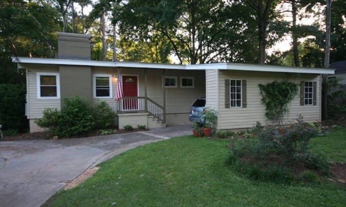 Crestline Heights Casa | Found on Quiet Cul-de-sac, 10 mins from the airport & downtown