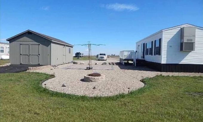 Devils Lake Casa | "Founder's Retreat" - Trailer & Bunk House - Ackerman Valley