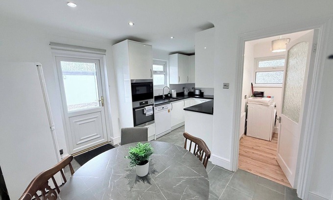 Heath Casa | Fountain House-Sleeps 5-Central Dagenham-Parking