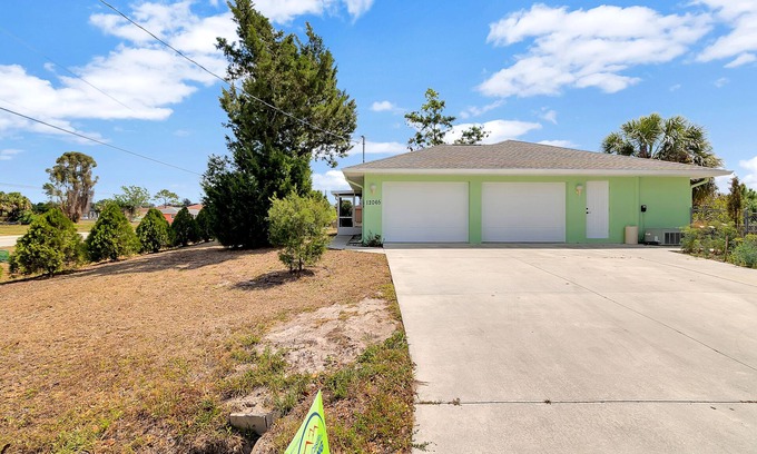 Warm Mineral Springs Casa | "Fountain of Youth" 2 bedroom 3 bath, bikes, BBQ