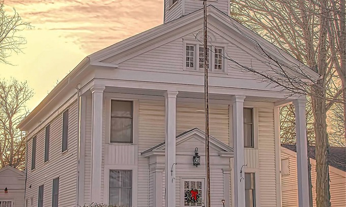 Wellsboro Apartamento | Fountain ViewII~Charming historical building in the heart of downtown Wellsboro.