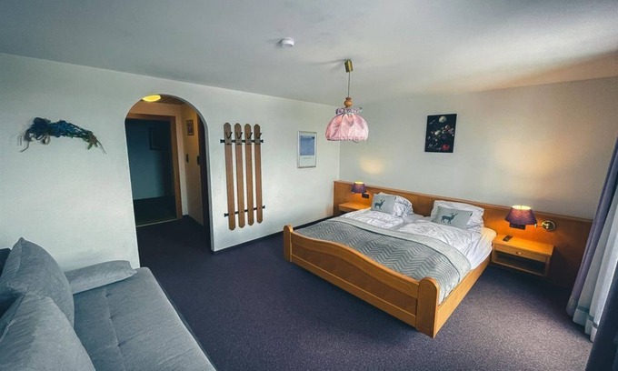 Millstatt Cama Y Desayuno | Four-bed room 2, sofa, bath/WC, south-facing balcony - Hotel-Gasthof Lammersdorf