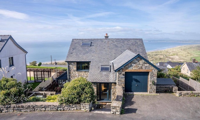 Harlech Cabaña | Four Bedroom Holiday Home With Views Over Cardigan Bay | Ty-Mari