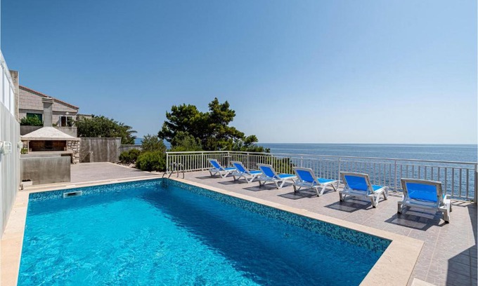 Orebic Casa | Four-Bedroom Holiday Home in Dingac