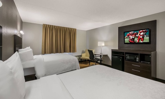 Ashley Oaks Hotel | Four Convenient Rooms w/ Access to Interstate 40 | Complimentary Breakfast