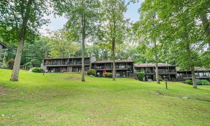 Blakeslee Casa | Casa de pueblo frente al lago con playa de arena comunitaria