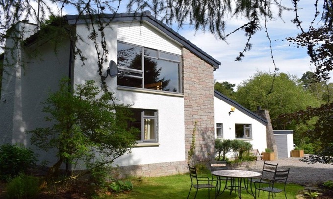Dulnain Bridge Cabaña | Four Pines Lodge - a house that sleeps 8 guests in 4 bedrooms
