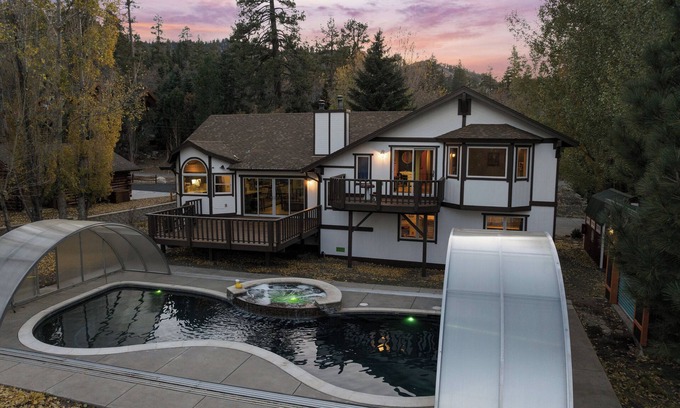 Upper Moonridge Cabina | Four Season Escape – Cozy Big Bear Cabin with Pool, Jacuzzi & Sauna
