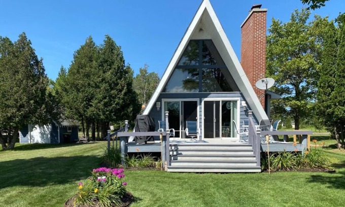 Petoskey Casa | Four-season lakefront charm in Northern Michigan