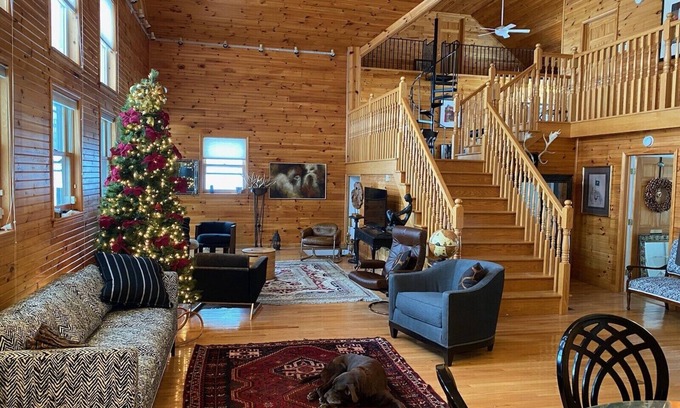 Bemus Point Cabina | Four season lodge on thirty acres for large gatherings