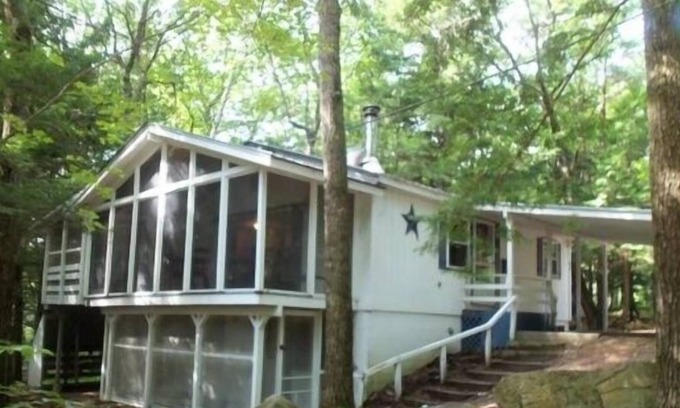 West Bridgton Cabaña | Cuatro Estaciones Moose Pond Cottage. Esquí, senderismo, playa, pistas de tenis y piscina!