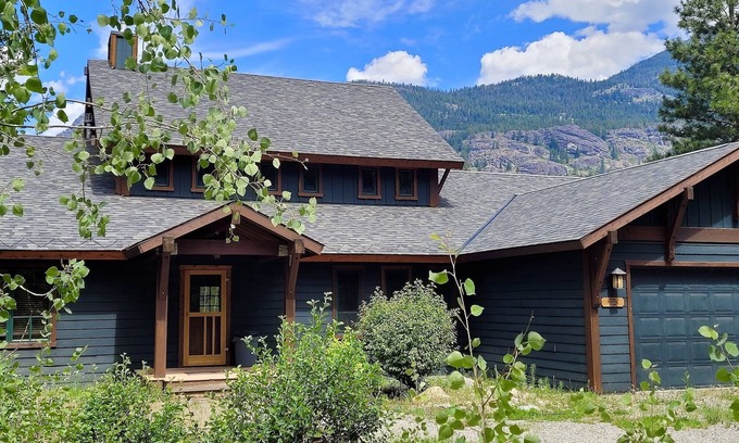 Mazama Casa | Four Sisters Lodge 3 Bedroom Option-Dog Friendly, Walk to Ski Trail!