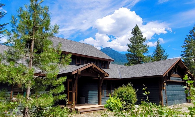 Mazama Casa | Four Sisters Lodge-Spacious 5-bedroom house in fabulous Mazama with WiFi, AC