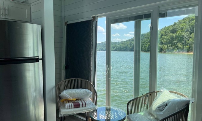 Russell Springs Alquiler De Eote | Four Suns - Lake Cumberland Marina