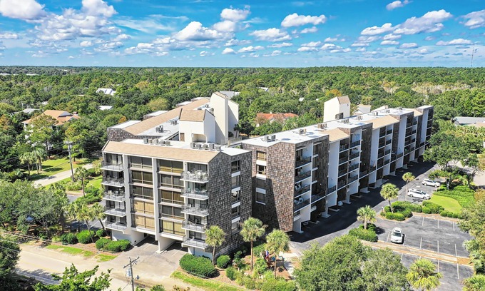 North Litchfield Beach Condominio | Fourth Floor Condo Across from Beach Access, Balcony, Pool, Grill Area, Elevator
