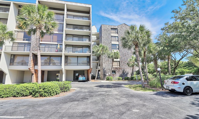 North Litchfield Beach Condominio | Fourth Floor Condo Across from Beach Access, Balcony, Pool, Grill Area, Elevator