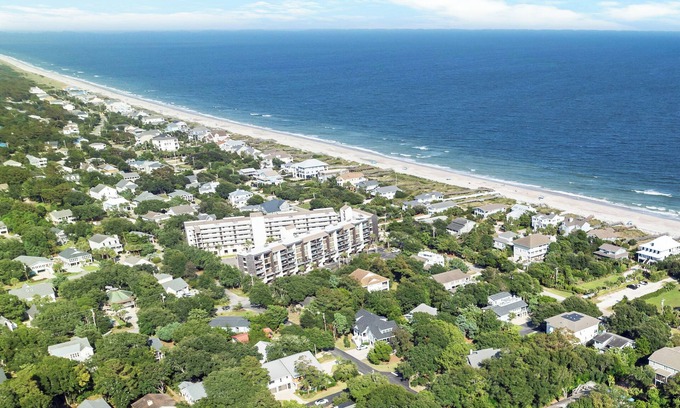 North Litchfield Beach Condominio | Fourth Floor Condo Across from Beach Access, Balcony, Pool, Grill Area, Elevator