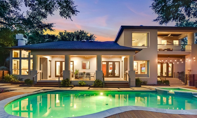Austin Casa | LLEGA SKYLINE VIEW ESTATE | Hasta 12 camas | 5 millas de ATX | Piscina / Spa | Escénico