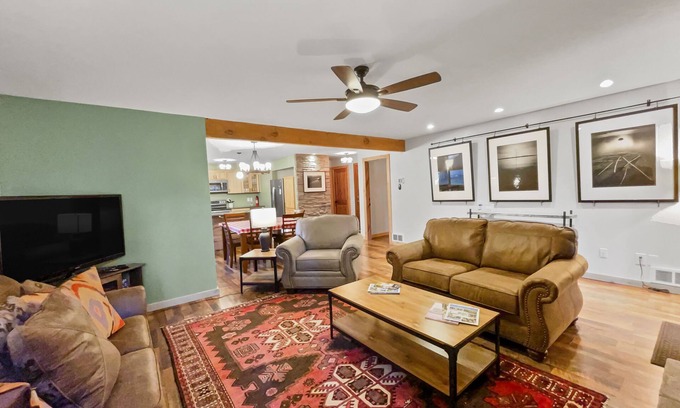 Sisters Condominio | Fourth Sister Retreat - Great location with fireplace, community pool & hot tub