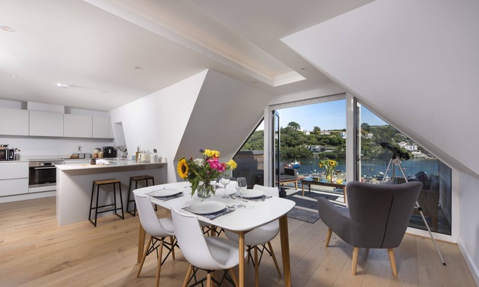 Fowey Apartamento | Fowey Penthouse - a beautiful penthouse apartment with fantastic river views of the harbour town of