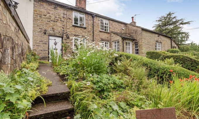 Macclesfield Cabaña | FOX BANK COTTAGE, pet friendly, with open fire in Bollington