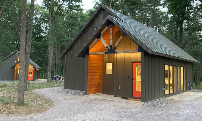 Wisconsin Dells Cabina | Fox Cabin @ Orange Tractor Retreat: 3BR ADA accessible cabin on 40 private acres
