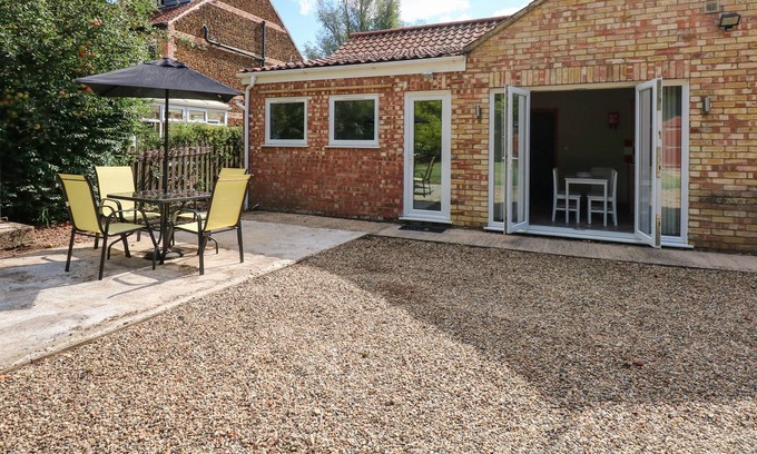 King's Lynn Cabaña | FOX COTTAGE, family friendly, character holiday cottage in Roydon