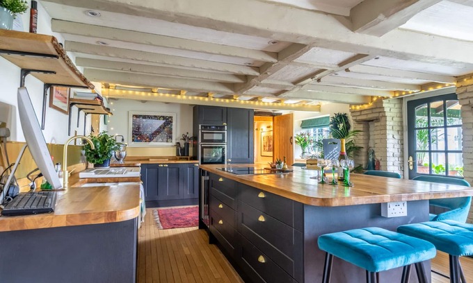 Gate Helmsley Cabaña | Fox Farm - a premium stay that sleeps 8 guests in 3 bedrooms