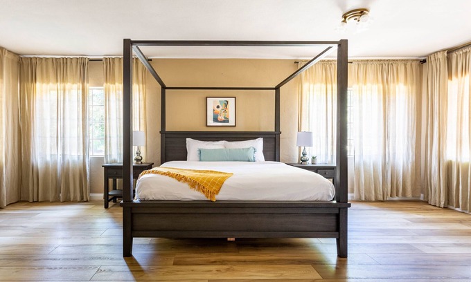 Roosevelt Casa | Fox Manor The Ultimate Fresno Getaway 5 Bedroom Home by RedAwning