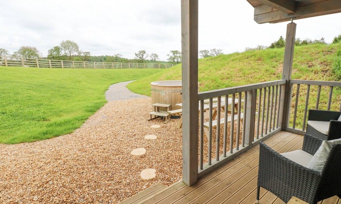 North Bitchburn Cabaña | FOXES DEN, pet friendly, with hot tub in Staindrop