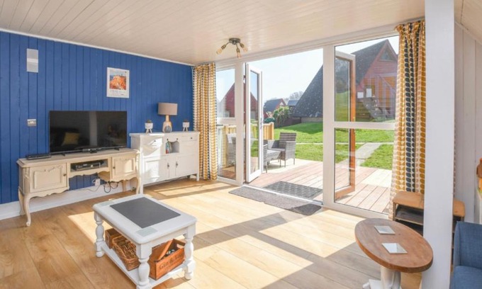 Great Mongeham Chalet De Esquí | Foxes Sea Side Retreat Deluxe Chalet is a lovely holiday home tucked away on the Kent Coast