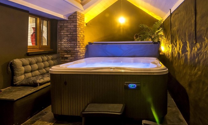 Tiers Cross Cabaña | Foxglove - Luxurious Barn Conversion