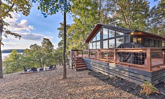 Rogers Casa | Foxtail Cabin Retreat Steps to Beaver Lake!